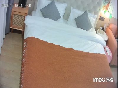 [MP4/ 1.36G] 流出稀有乐橙酒店偷拍姐弟恋的年轻情侣大姐吃饱外卖后给小男友打飞机泄火 